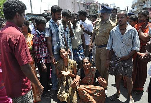 சிதம்பரத்தில் மாணவர் உடலை பெற மறுத்து உறவினர்கள் சாலைமறியல்